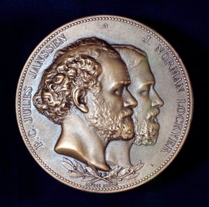 Pierre Janssen y Joseph Norman Lockyer, astrónomos francés e inglés de Unbekannt
