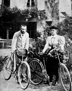 Pierre y Marie Curie, físicos franceses, preparándose para ir en bicicleta