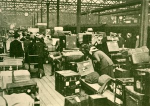 Pilas de equipaje en la estación de Charing Cross, 1930 de Unbekannt