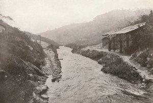 Desviación de Pirahy: Vista río abajo desde la salida del túnel, 1914 de Unbekannt