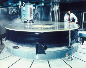 Puliendo el espejo del Telescopio Hubble, 1980s
