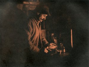 Ponting revelando una placa en el cuarto oscuro, c1910-1913 de Unbekannt