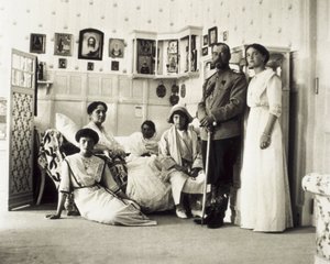 Retrato del Zar Nicolás II (1868-1918) con su familia, de izquierda a derecha Tatiana, Alexandra (su esposa), Anastasia, María y Olga, c. 1910 de Unbekannt