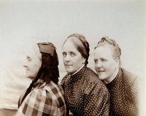 Retrato de tres mujeres, Rusia, 1890s de Unbekannt