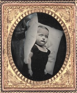 Post-Mortem en almohada, vertical, c. 1850