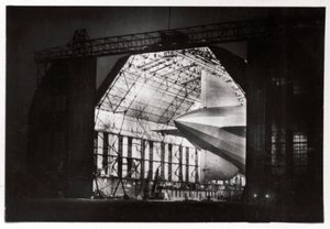 Preparativos para un vuelo nocturno, Zeppelin LZ 127 Graf Zeppelin, 1933 de Unbekannt