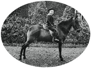 Príncipe Alberto Windsor a los seis años, sentado en un caballo, 1902 de Unbekannt
