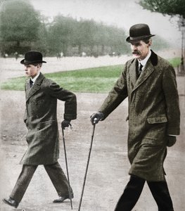 El Príncipe Eduardo caminando con el Sr. HP Hansell, su tutor, en Auteuil, Francia de Unbekannt