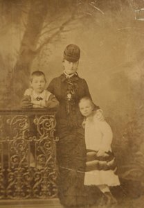 Princesa Ekaterina Mikhailovna Yurievskaya con los niños Georgy y Olga, finales de 1870-principios de 1880