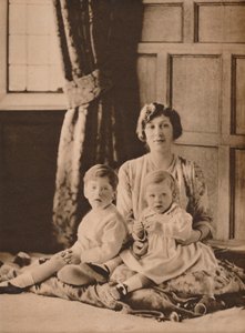 Princesa Mary, Vizcondesa Lascelles, con sus dos hijos, Gerald y George, 1926 1935 de Unbekannt