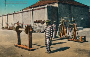 Prisioneros haciendo cuerda de cáñamo en la prisión de Billbid, Manila, Filipinas, c1900 de Unbekannt