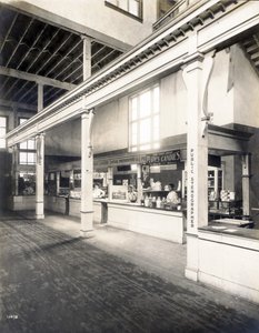 Puesto de conveniencia pública, con puestos de postales, dulces y taquígrafo público en el Palacio de Manufacturas en la Feria Mundial de 1904 de Unbekannt