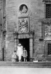 La reina Isabel con las princesas Isabel y Margarita Rosa, Castillo de Glamis, Escocia, 1937
