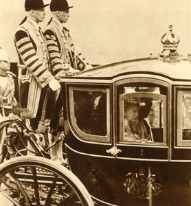 Reina María, en su carruaje de cristal, acompañada por la Reina Maud de Noruega de Unbekannt
