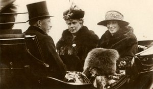 La Reina María con la Princesa Real y el Vizconde Lascelles, 1923 de Unbekannt