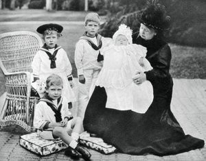 La Reina Victoria con sus bisnietos en Osborne House, Isla de Wight, 1900 de Unbekannt