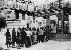 Fila de mujeres fuera de una tienda de lácteos, París ocupado por los alemanes, 28 de junio de 1940