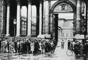 Cola fuera de la Oficina de Información para civiles en la Cámara de Diputados, París, julio de 1940 de Unbekannt