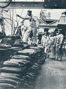 Recibiendo proyectiles para los cañones navales en la cubierta de un acorazado, c1914 de Unbekannt