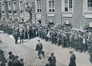 Reclutas esperando fuera del Depósito Central de Reclutamiento de Londres, 1914 de Unbekannt
