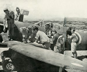 Reabastecimiento y rearmamento de cazas Spitfire, Malta, Segunda Guerra Mundial, 1942-1944 de Unbekannt