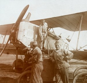 Reabastecimiento de biplano, c1914-c1918 de Unbekannt