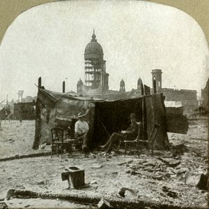 Campamento de refugiados hecho de restos de chapa ondulada recogidos de las ruinas, 1906