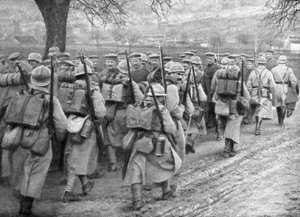 Infantería francesa de relevo pasando una línea de prisioneros, Plessis-de-Roye, Picardía, Francia, 30 de marzo de 1918