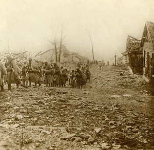 Infantería de relevo en el ataque de Douaumont, norte de Francia, 1916 de Unbekannt