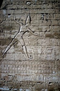 Relieve de Ramsés III golpeando enemigos, Templo Mortuorio de Ramsés III, Medinat Habu, c. 1200 a.C. de Unbekannt