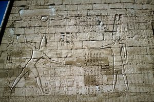 Relieve de Ramsés III golpeando enemigos, Templo Mortuorio de Ramsés III, Medinat Habu, c. 1200 a.C.