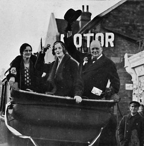 Regresado para Epping Sra. Churchill y su hija Diana comparten felicidad y victoria, 1931, 1945 de Unbekannt