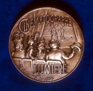 Reverso de la medalla conmemorativa de 50 años de cinematografía por los hermanos Lumière