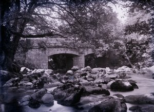Río y puente cerca de Plymouth en Devon, 1920