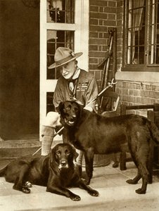 Robert Baden-Powell en casa con sus perros, c1929, 1935 de Unbekannt