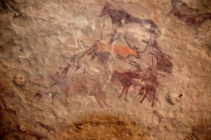 Arte rupestre, Prehistoria: Pintura rupestre de un grupo de ganado y personajes policromados (pastores y arqueros) en un refugio ornamentado, en el macizo de Uweinat, Sudán. Período de 8000 a 3000 años a.C. Fotografía