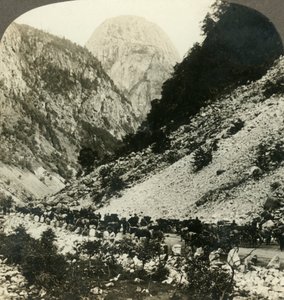 Jordalsnut rocoso 3620 pies desde el lado de la carretera llena de carros turísticos, Noruega, c1905 de Unbekannt