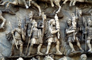 Soldados romanos participando en decursio, el ritual de circunvalación de la pira funeraria, c180-196