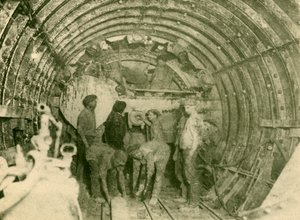 Cortadora rotativa en funcionamiento en el tubo ampliado de la línea ferroviaria City y South London, c. 1930 de Unbekannt