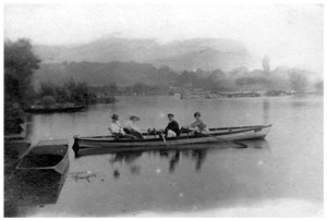 Remando en un lago, c. 1900-1919