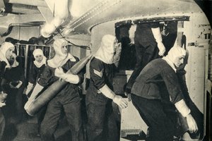 Marines Reales manejando municiones a bordo del HMS Illustrious, Segunda Guerra Mundial