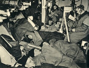 Marines reales durmiendo en la casa de armas de un buque de guerra, Segunda Guerra Mundial, c1939-c1943 de Unbekannt