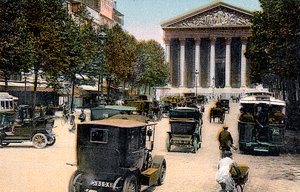Rue Royale y la Madeleine, París, con coches y un autobús en la calle, c1900 de Unbekannt