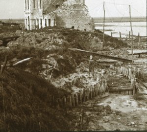 Edificio en ruinas y trincheras a lo largo de la costa, c. 1914-c. 1918 de Unbekannt