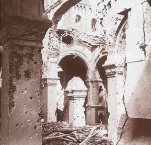 Iglesia en ruinas, Albert, norte de Francia, c. 1914-c. 1918 de Unbekannt