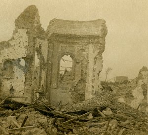 Iglesia en ruinas, Combles, norte de Francia, c1914-c1918 de Unbekannt