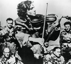 Enfermera del ejército ruso tocando un violín, Frente Oriental, 1944 de Unbekannt