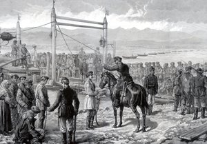 Convictos rusos bajo escolta militar esperando ser transportados a través del río Yenisei, Siberia, 1882