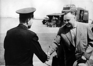Cosmonauta ruso Yuri Gagarin e ingeniero de cohetes Sergey Korolyov, 1961