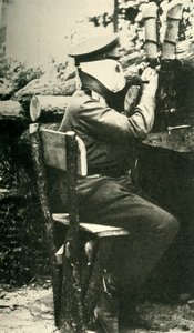 Soldado ruso usando un rifle periscopio, Primera Guerra Mundial, 1914-1918, c1920 de Unbekannt